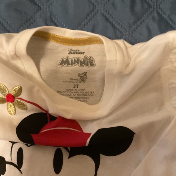 Disney’s Minnie Mouse Long Sleeve Tee. Has a small spot but is NWT Size 3T - Picture 2 of 3